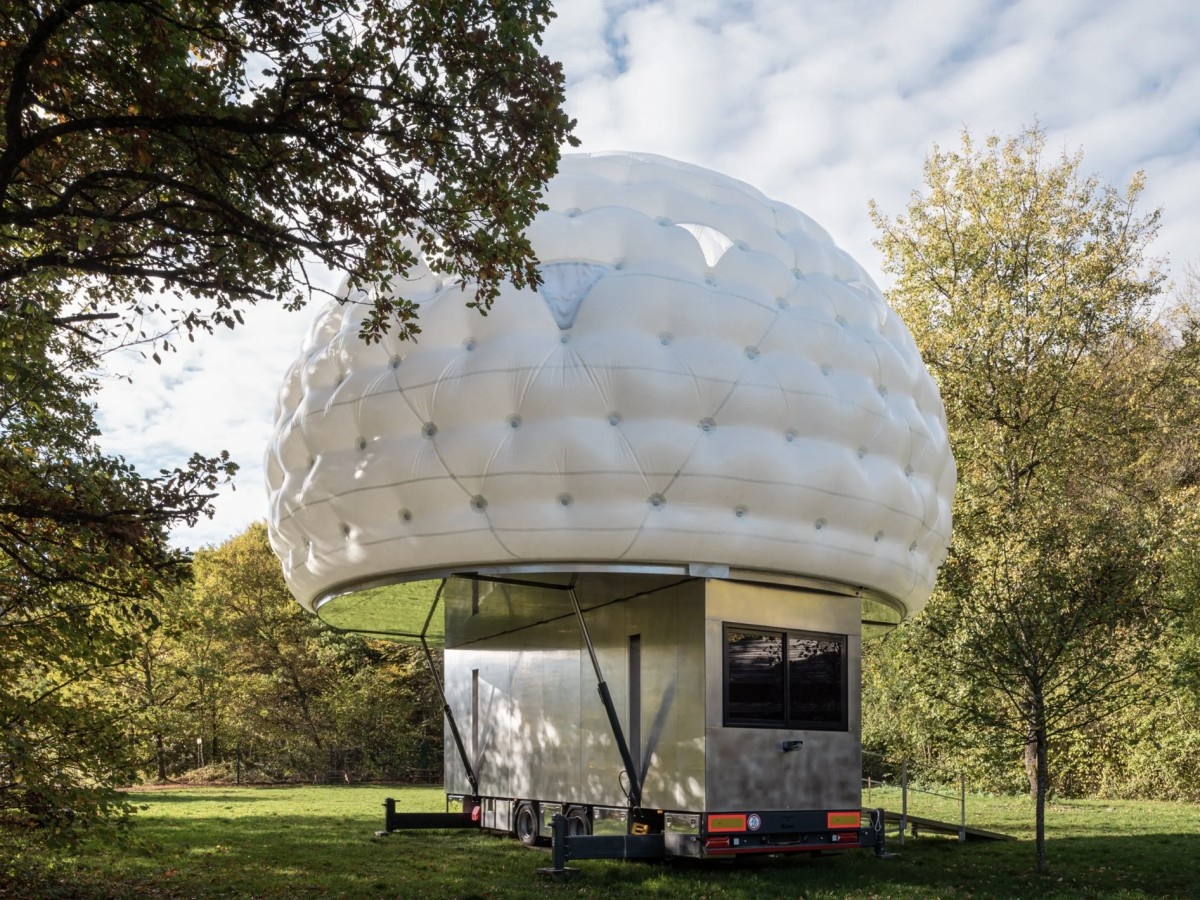    Надувной дом на колёсах E22SSPIU вмещает до шести человек