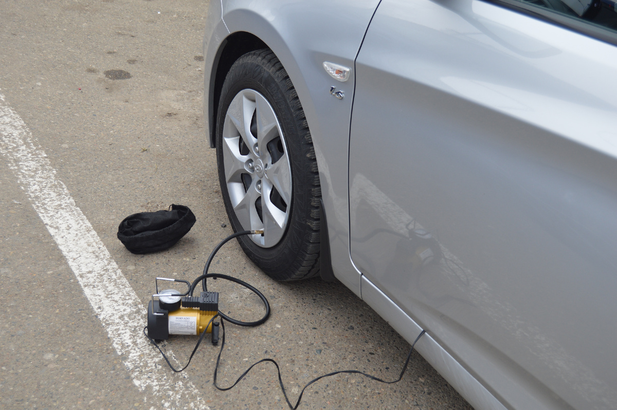 Фото автора. 01.02.2025. Проверяем давление в зимних шинах, при сухом асфальте.