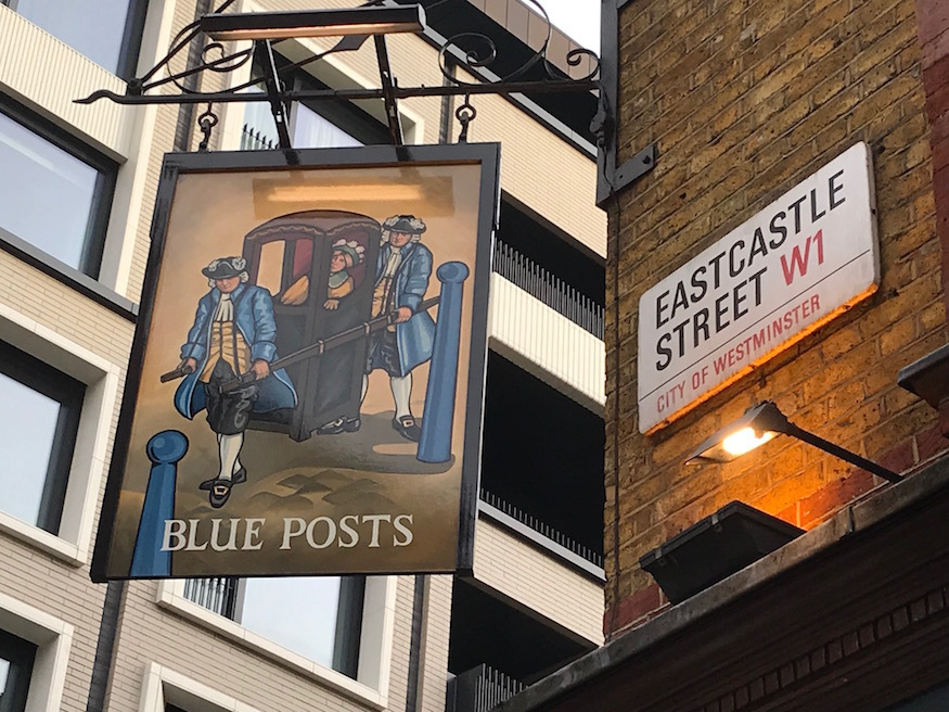 Вывеска  одного из пабов под названием Голубые Столбы. Голубыми столбами обозначались границы королевских охотничьих угодий (по другой  версии места для найма портшезов), и несколько пабов в Лондоне носит такое название.  К сожалению,  таверна  Голубые Столбы на Корк-стрит закрылась в 1911 году, изображений в сети не обнаружено. Изображение из открытых источников