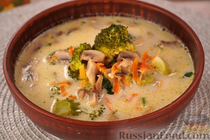 капуста брокколи, картофель, сыр плавленый, шампиньоны, морковь, масло растительное, соль, перец чёрный молотый, травы итальянские сушёные, зелень укропа