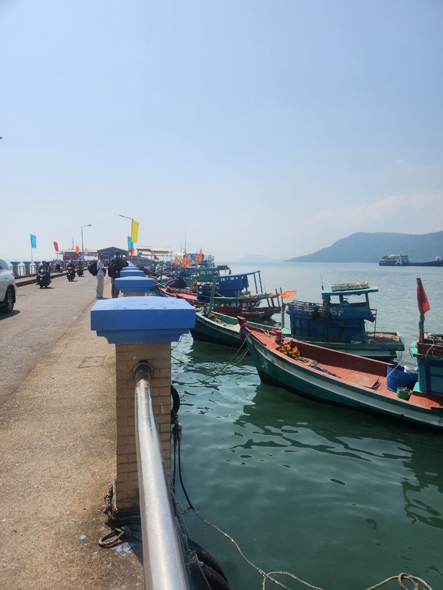 вход на пирс в порту (не бойтесь, плыть придется не на этих лодках))