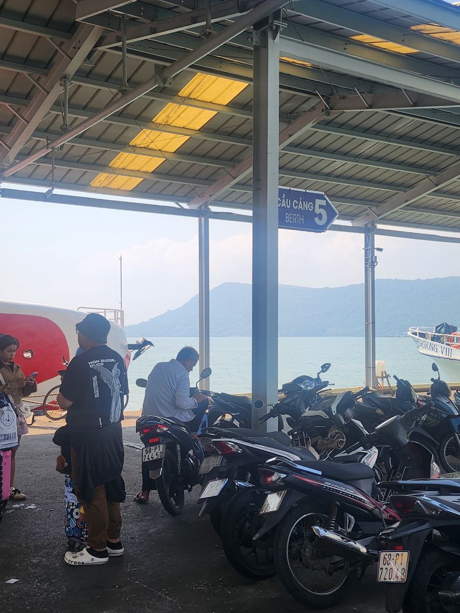 на пирсе есть указатели