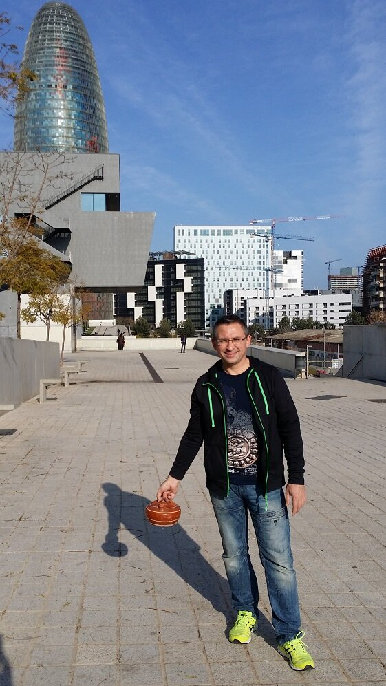 Муж купил маме на блошином рынке гле́чик (кувшин). Она их коллекционирует. Барселона, 