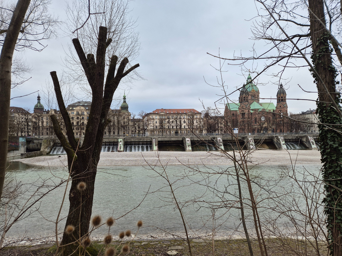 река Изар, справа Лукас-крхе, Мюнхен, февраль 2025.