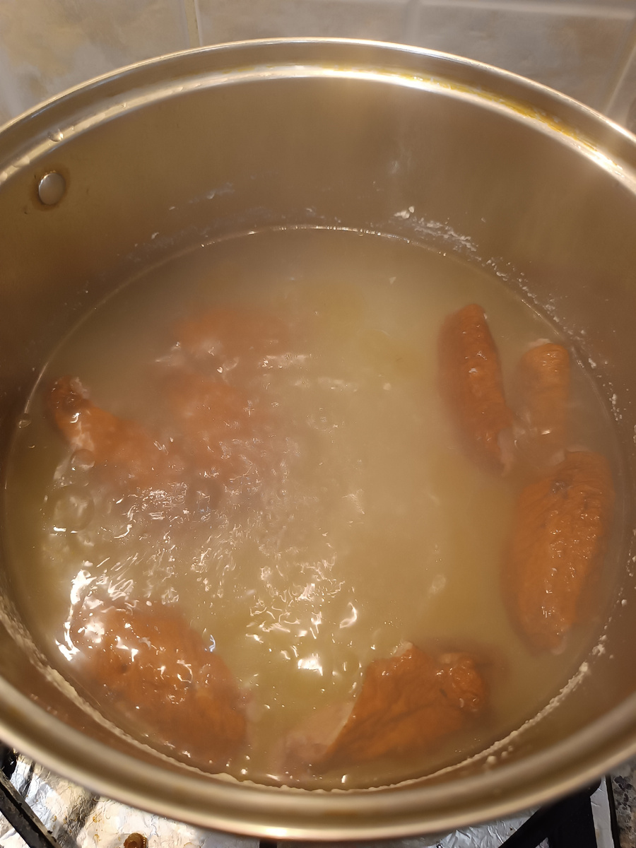 Копчености придадут солянки аромат. 