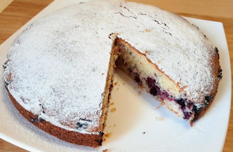 Приготовленный манник с ягодами