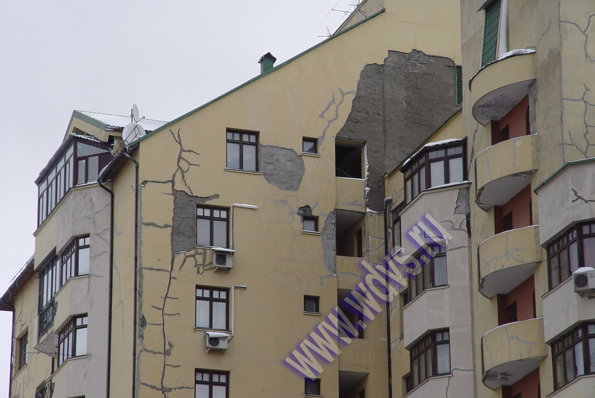 Из-за применения ЦПС-штукатурки отваливается фасадная отделка