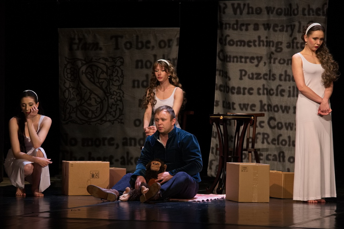 Те самые три Офелии в спектакле "Гамлет. Эпизоды (безумие юного принца в двух актах)" (penzateatr.ru)