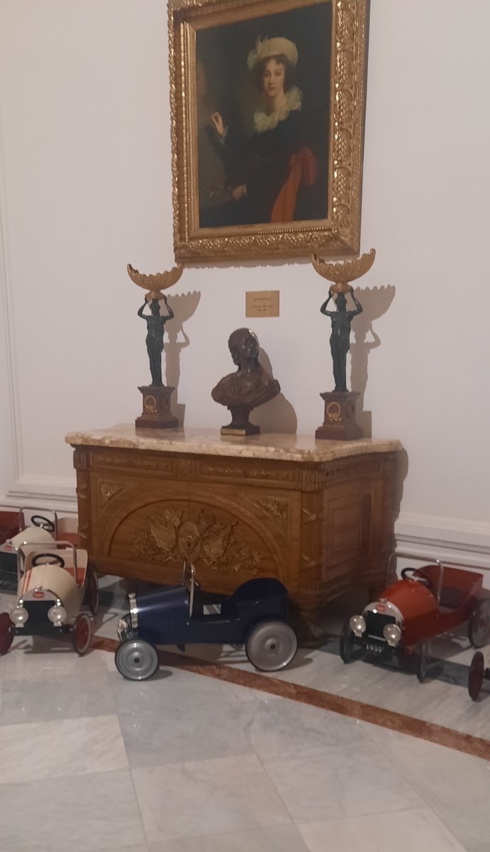 Выставка в коридоре отеля