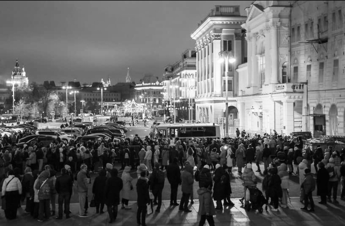 Осередь в Большой театр. И такие же очереди могут стать обыденностью во всех остальных