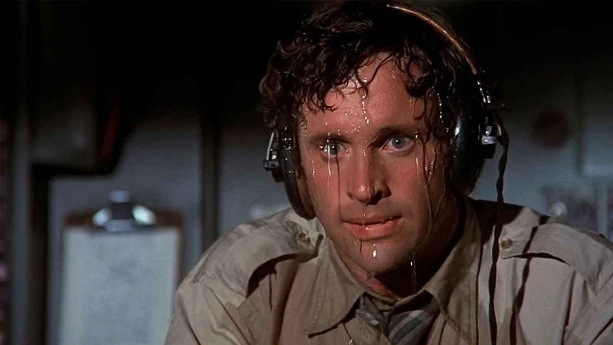 Кадр взят из фильма "Аэроплан"