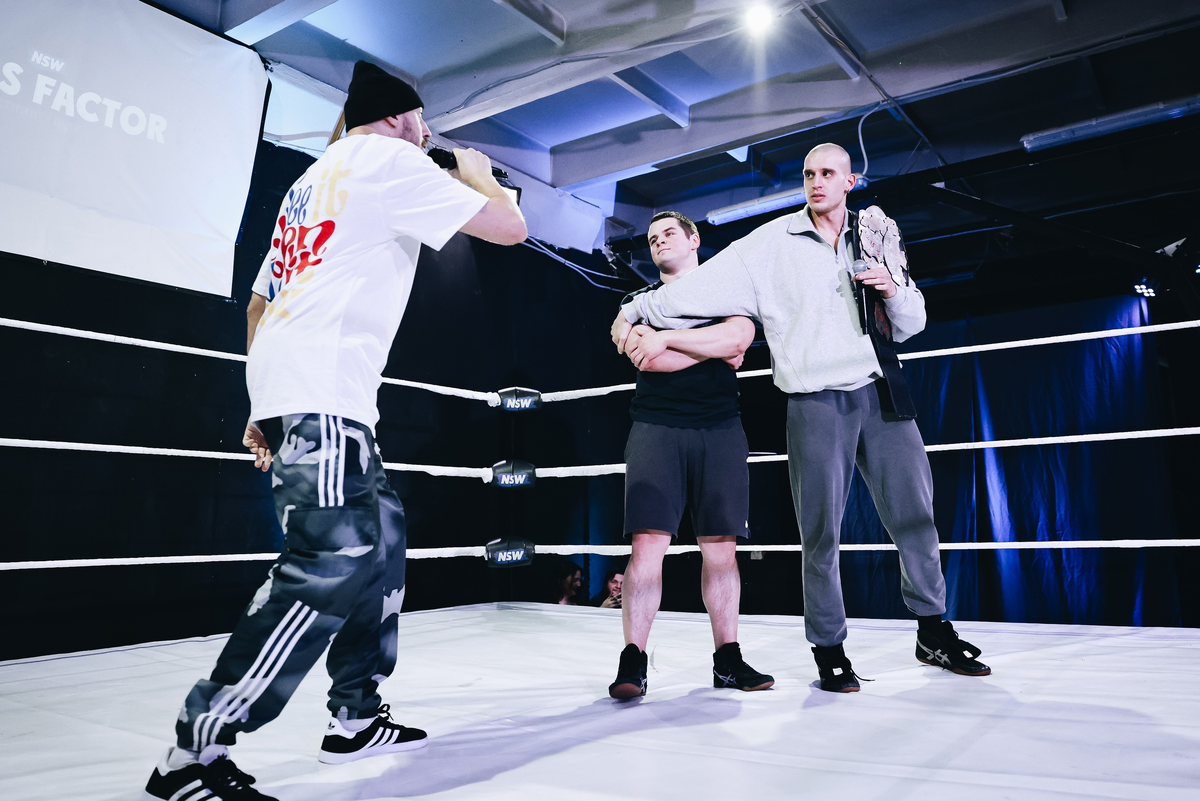 Свайп (слева) заявляет Донскому (справа) о своих намерениях, шоу CF 20.01.24. Рядом с Донским его напарник Макс Фишер