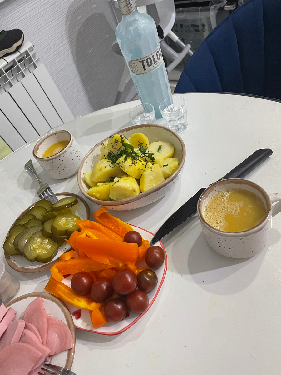 Селедка, огурчики, овощи и картошечка с маслом и зеленью 🍸