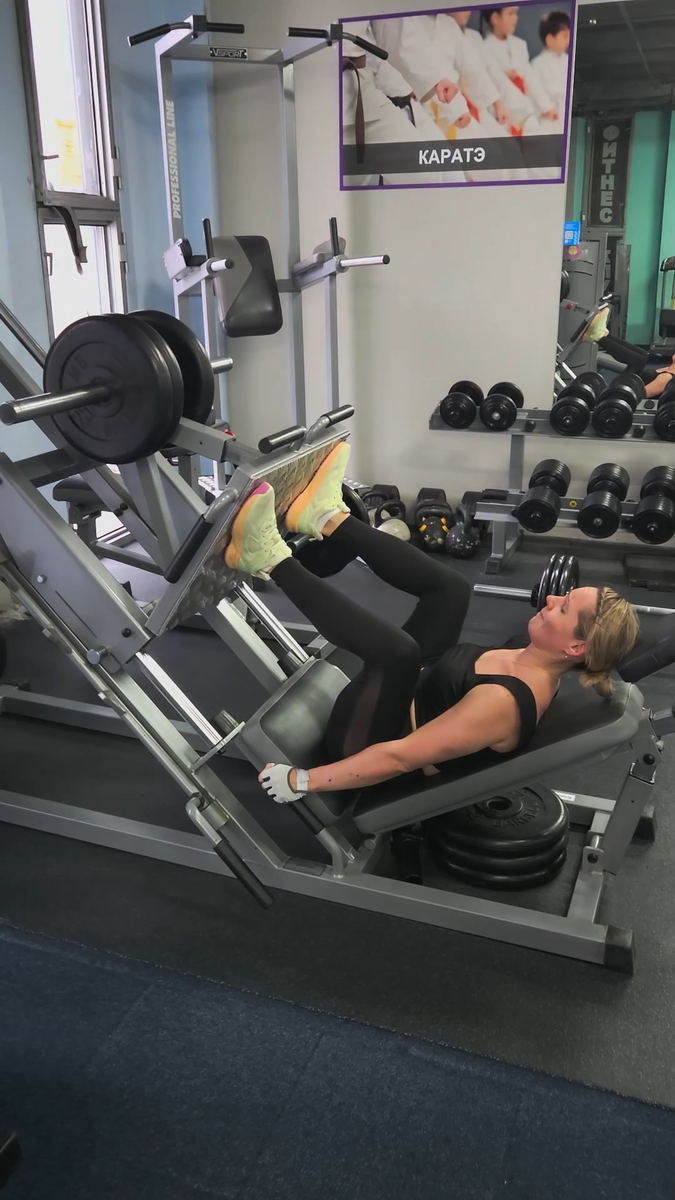 Жим ногами широкой поставнокой ног, со смещением на верх стоп. Самое популярное упражнение для девушек ;)