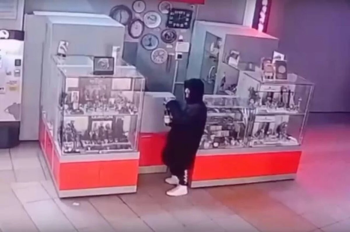    В Твери по записям камер задержали похитителя часов из торгового центра