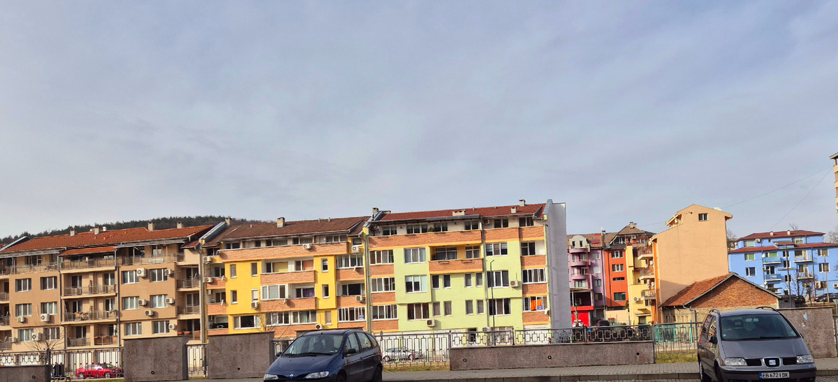 На противоположном берегу реки попадаются очень разноцветные дома - симпатично.