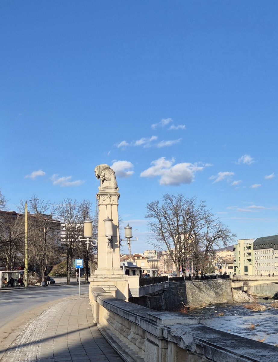 Временами небо бывает такое ярко-голубое, что даже не верится, что сейчас зима.