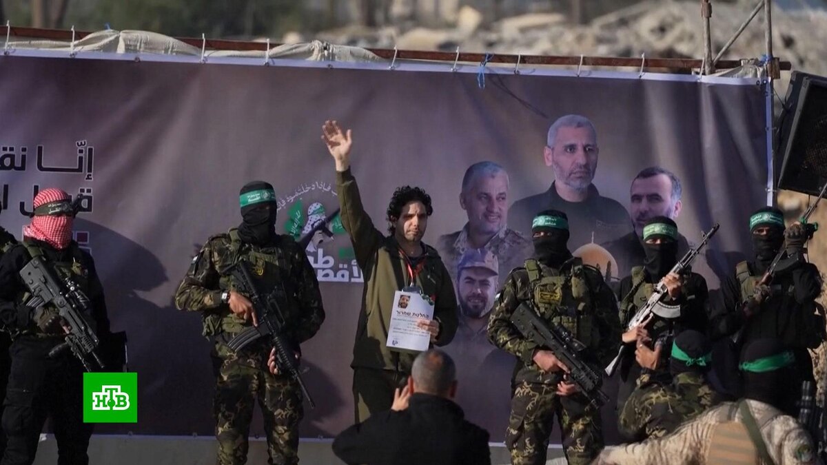    Вертолеты доставили на территорию Израиля троих освобожденных из Газы заложников