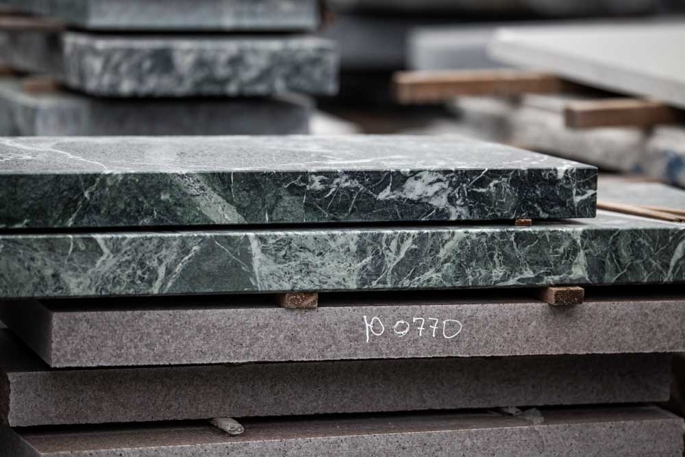 Как выбрать камень для памятника