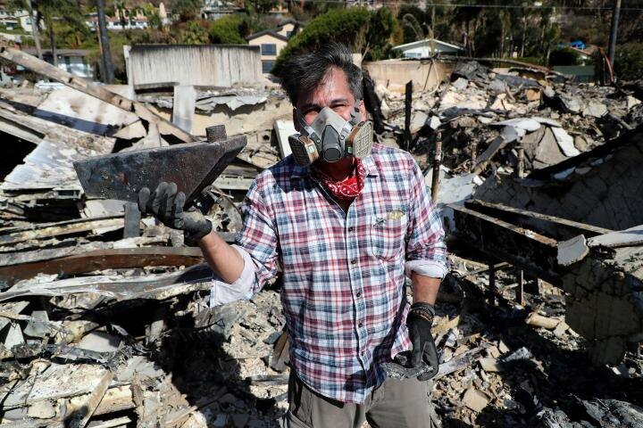 Среди руин своего дома в Малибу, который является не единственным его домом в Лос-Анджелесе, Питер Ленков нашёл масляный бак от своего мотоцикла 1953 года. Дэвид Бьюкен/New York Post.