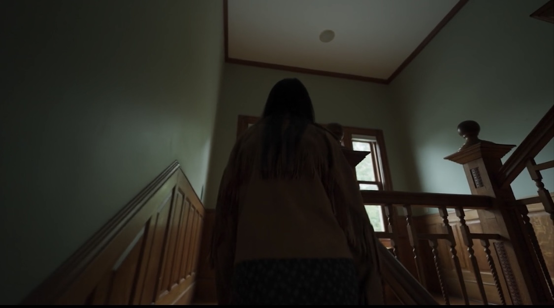 Призрак следует за жителями дома