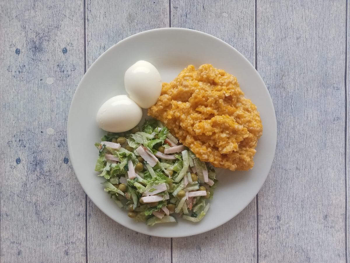 Завтрак. Овсянка с тыквой и сыром, салат и яйца.