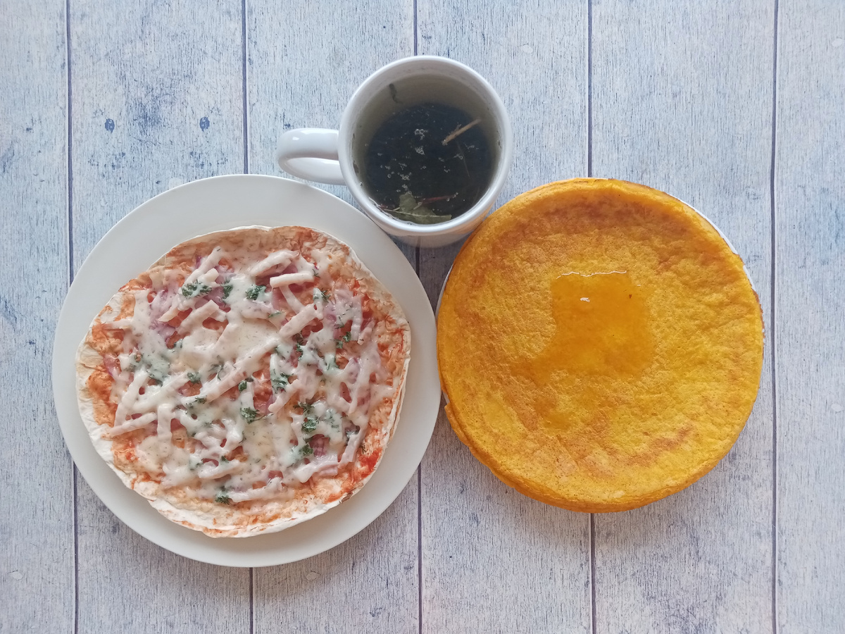 Второй завтрак. Пицца, тыквенные панкейки и зелёный чай.