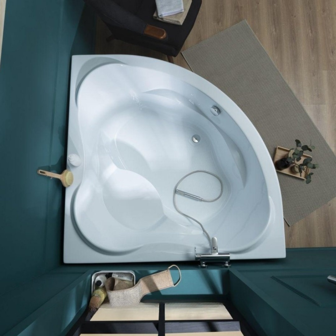 На фото акриловая ванна Aquanet Malta New 150x150 (с каркасом)