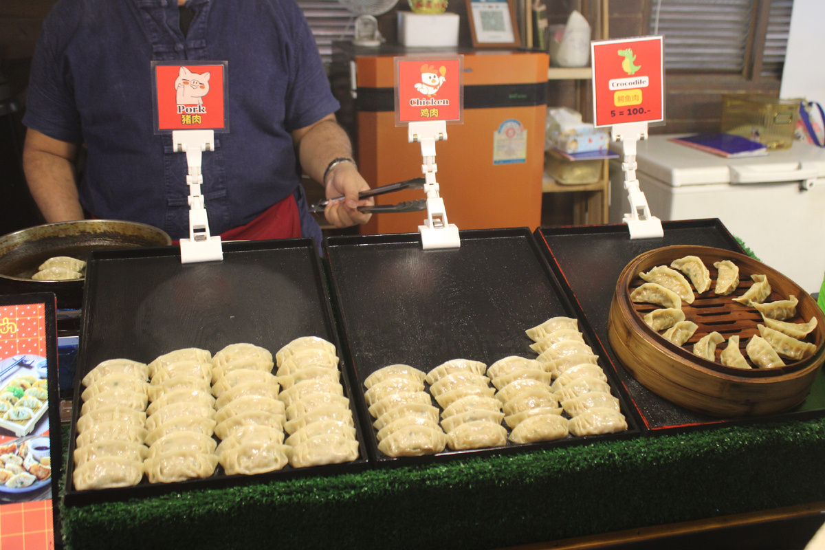 Они с разным: на табличке "свинина" почему то нарисована кошка