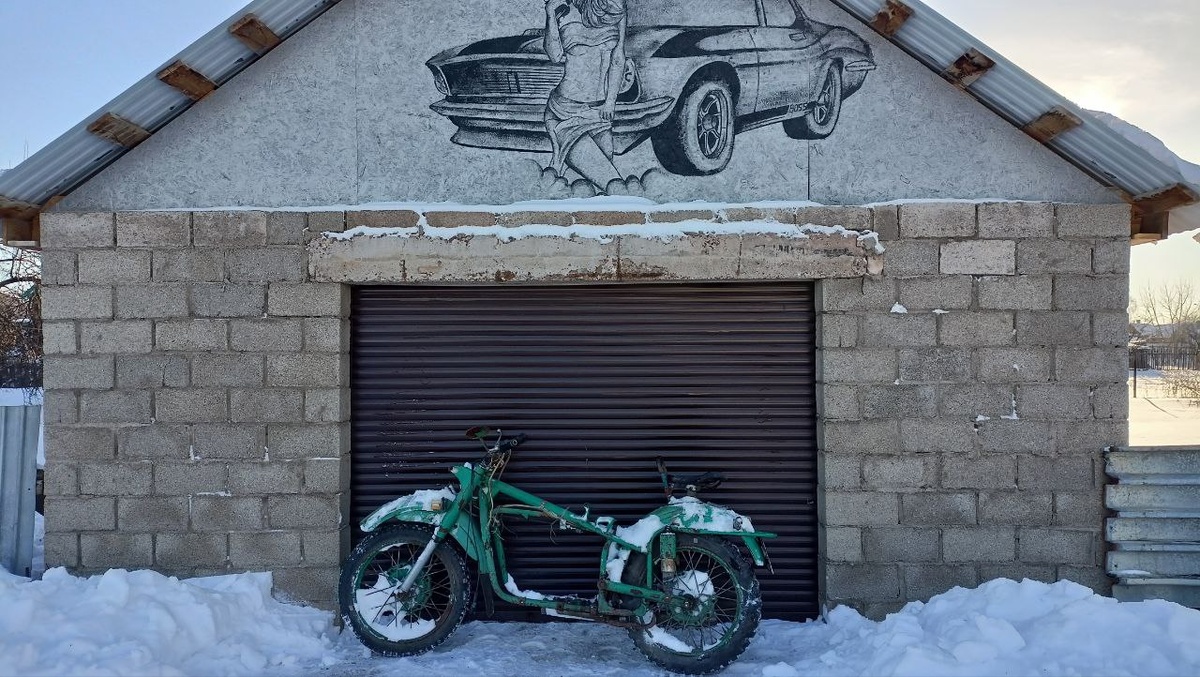 Примерно около года они простояли просто в гараже, а потом понемногу пустились в разбор на запчасти . И лежали уже как куча металолома во дворе ,после чего украли одну из трёх рам .