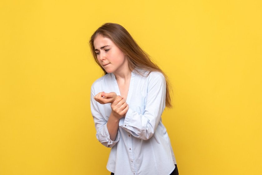 На местах расчесов возникают микроповреждения