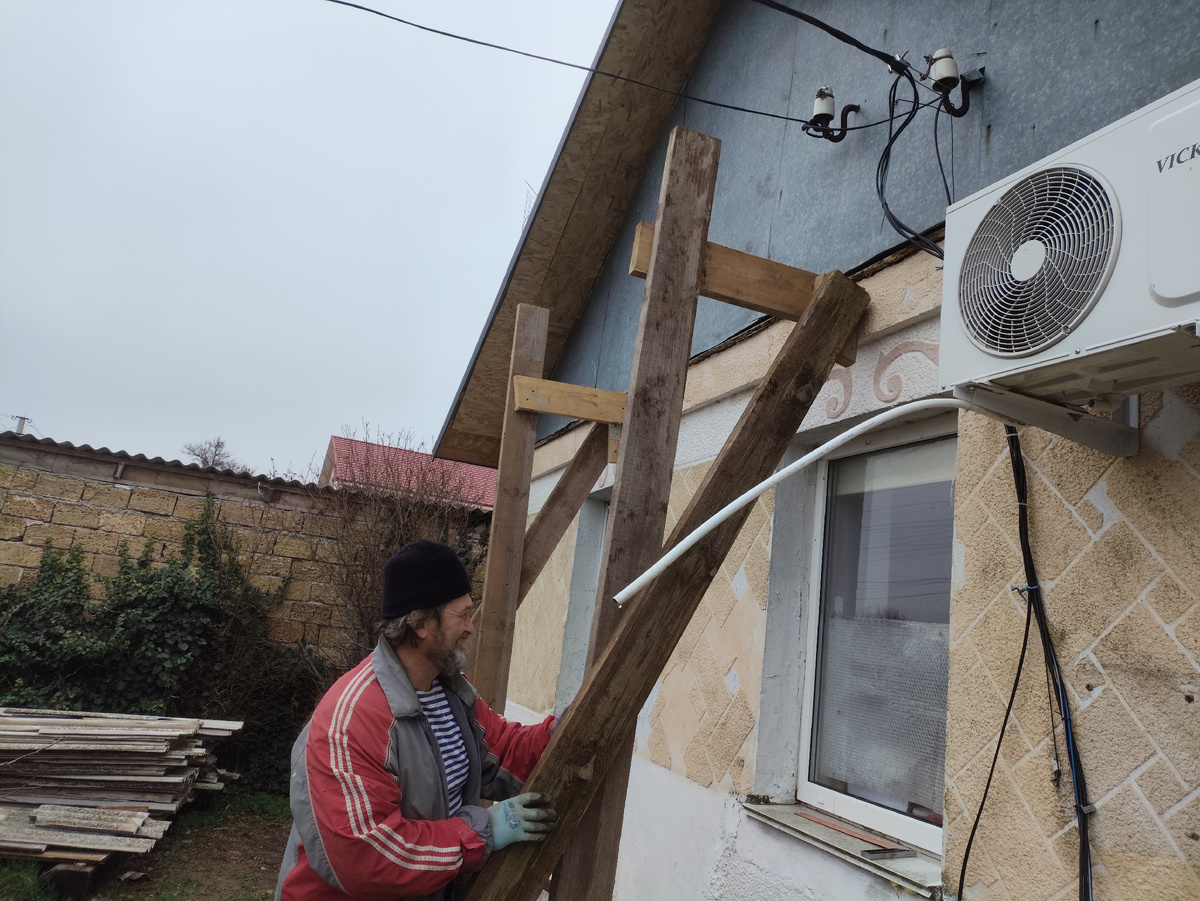 Потом и я немножно помогла, из серии подай то или это.