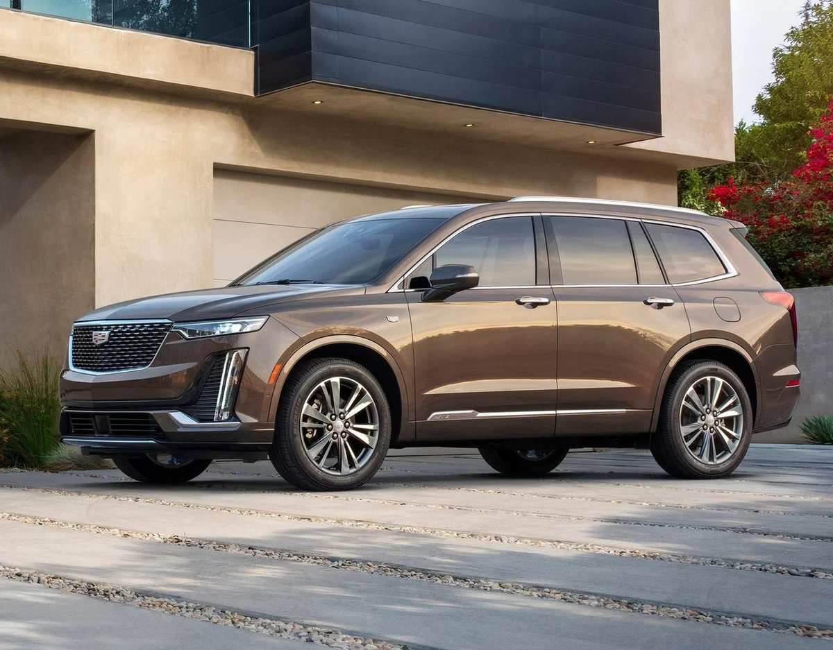 Некоторые, например, замечают сходство с Cadillac XT6 в оформлении «передка»