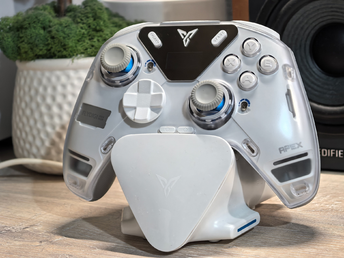 Flydigi Apex 4 с док-станцией