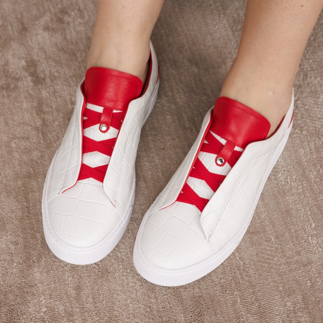 На фото кеды Laura Potti c акцентной шнуровкой, артикул 4616