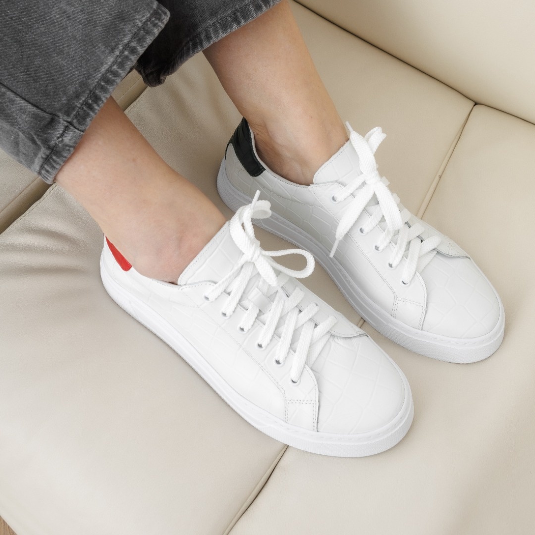 На фото белые кеды Laura Potti на широкую стопу, артикул 4536