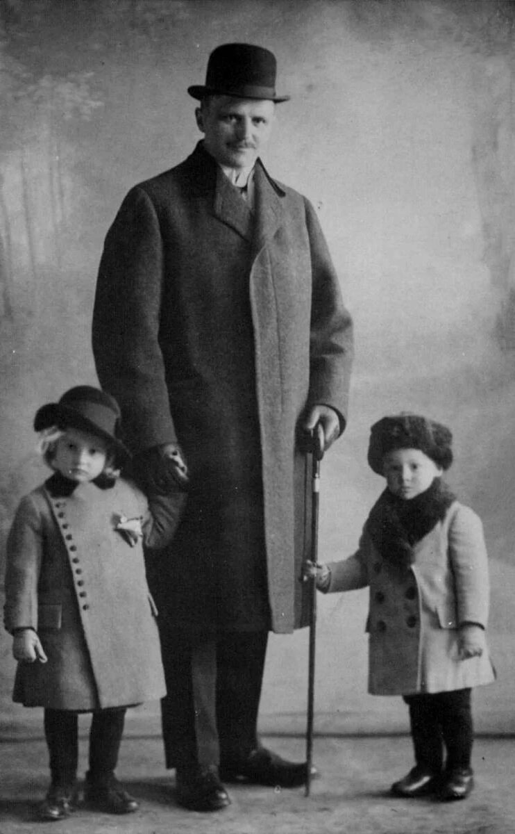 он же с детьми - Елизаветой и Михаилом