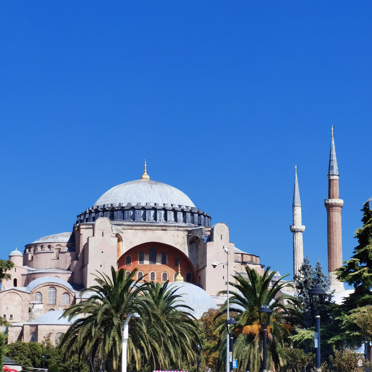 Минарет из кирпича построили по приказу Мехмета Фатиха после завоевания Константинополя, с этого момента начинается история мечети Айя София