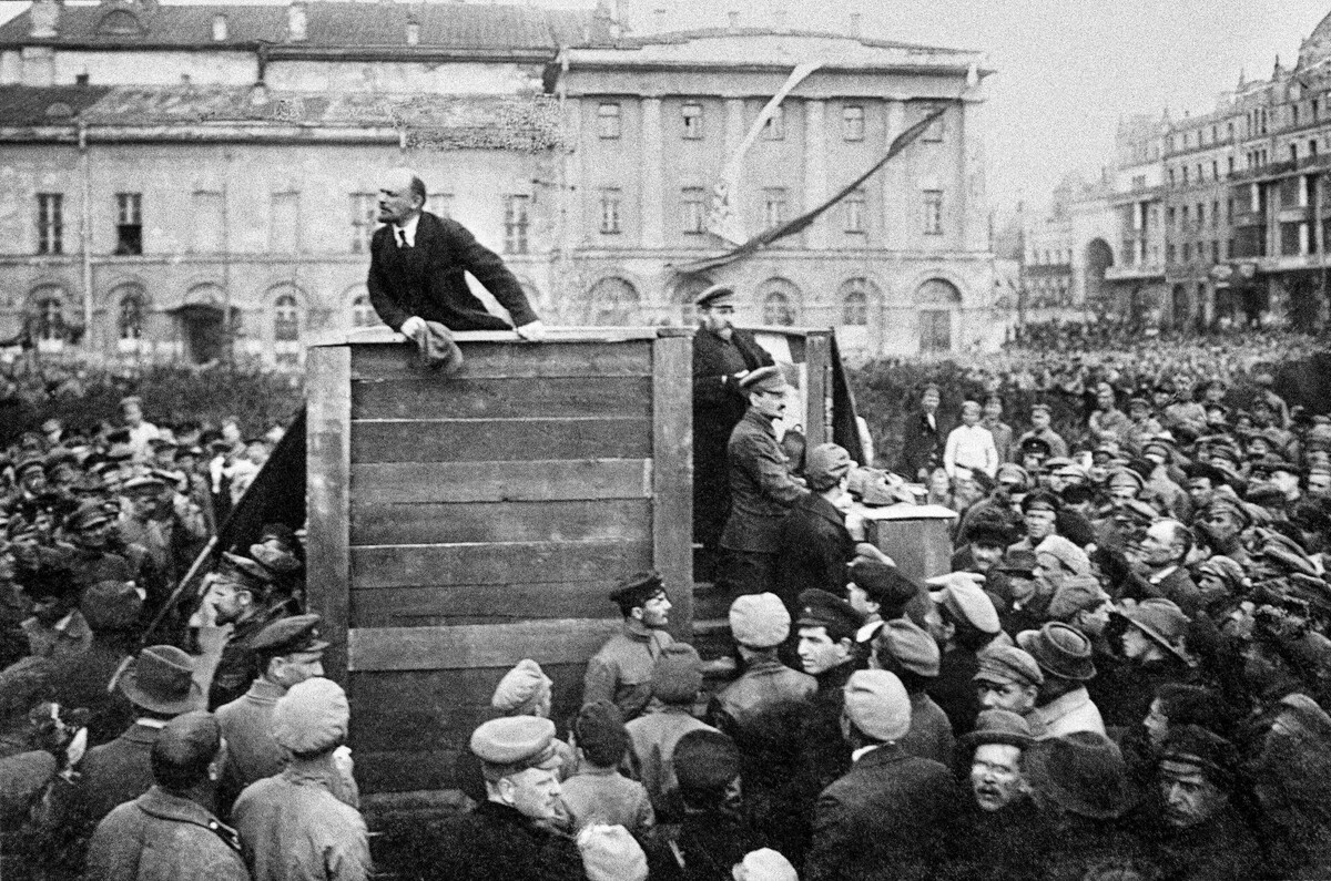 Ленин выступает перед народом