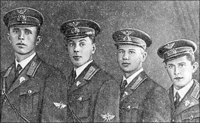 Курсанты Качинского училища летчиков. Втрой слева - это Василий Стали. Последний (справа) Сергей Федорович Неткачев