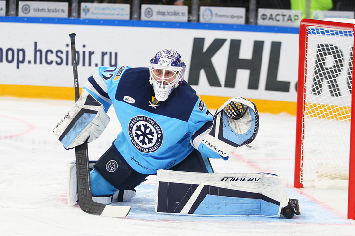    Для голкипера «Сибири» Дениса Костина матч во Владивостоке стал 150-м в КХЛ. Фото Артема Тиунова