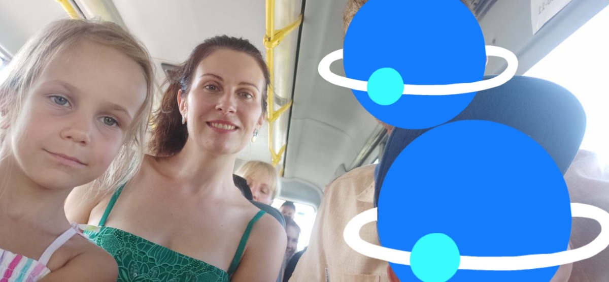 Это мы в маршрутке на пути в Петергоф