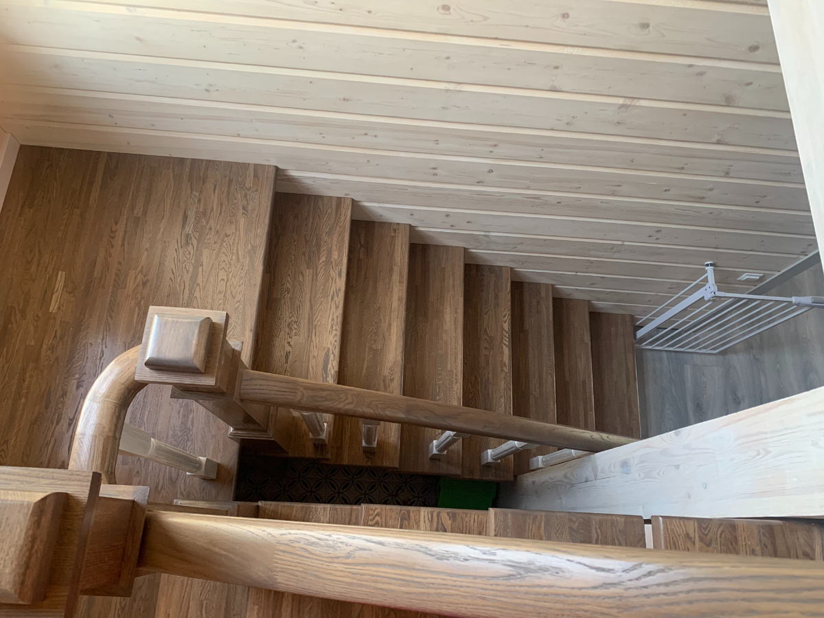 Дубовая лестница, склейка лестничных элементов класса "А"