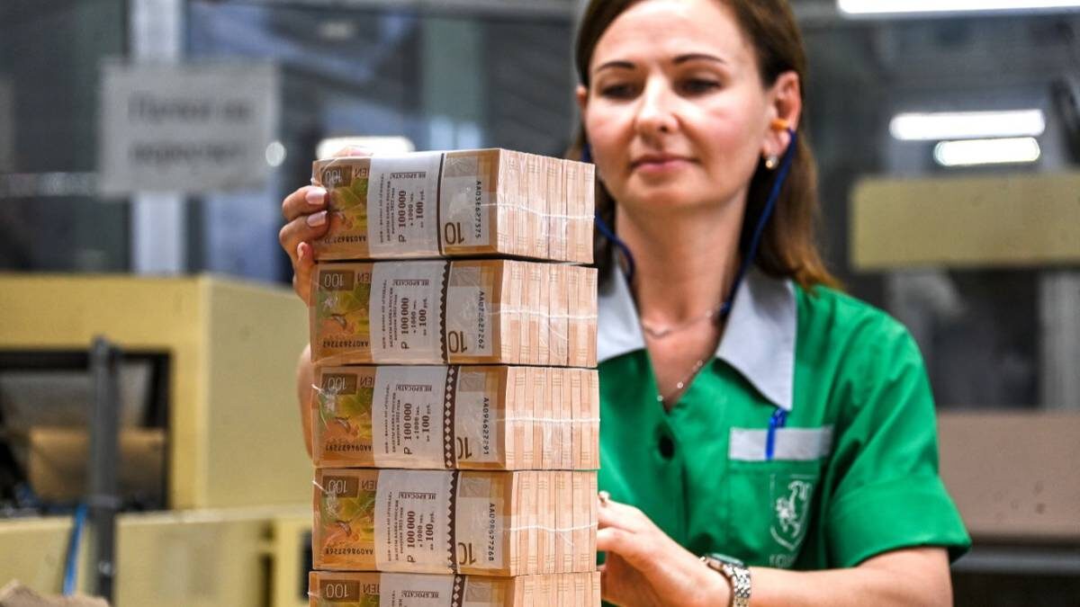    Сотрудница АО «Гознак» складывает на столичной фабрике запечатанные упаковки банкнот номиналом 100 рублей / Фото: Евгений Одиноков / РИА Новости