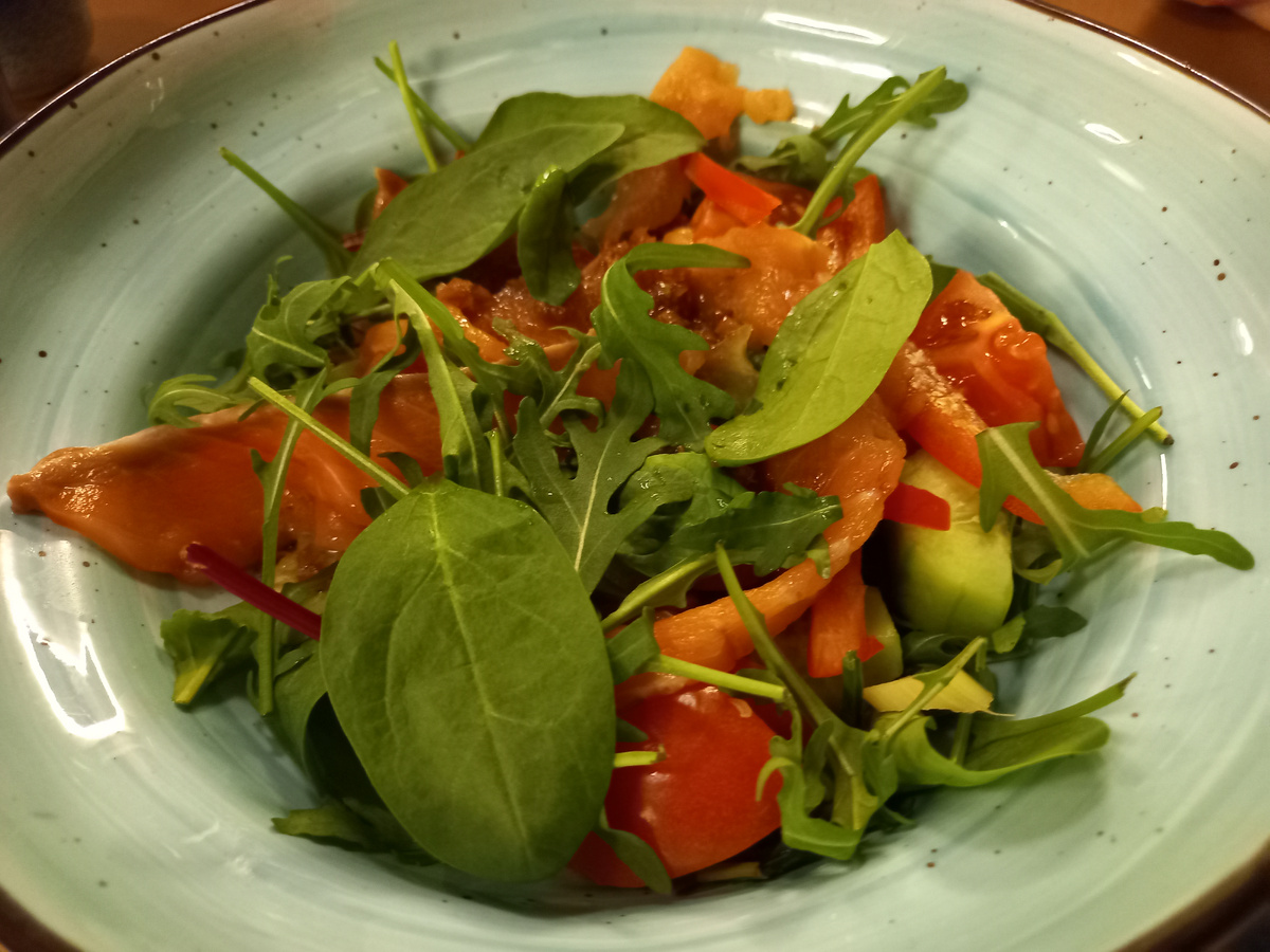 Салат из свежих овощей с лососем и имбирной заправкой 220 гр. - 550 рублей.