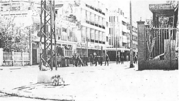 Рабочие бригады убирают обломки и мусор, 1978 год. Фото американских делегатов.