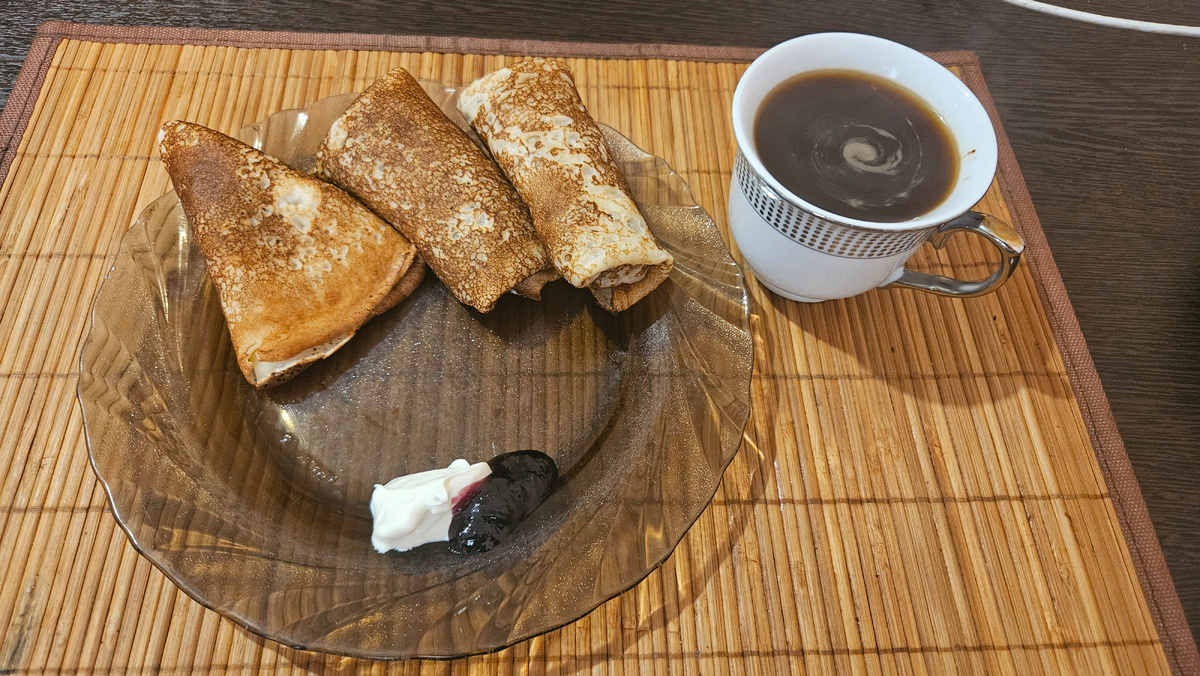 Завтрак. Блинчики с сыром и форелью, один без начинки со сметаной и черничным джемом. 462 ккал.