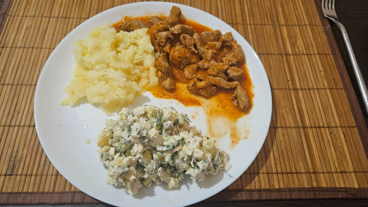 Обед. Гуляш, пюре, оливье с курицей. 512 ккал.