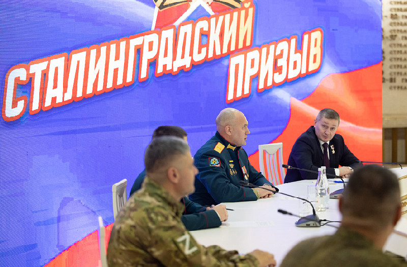    Губернатор Волгоградской области Андрей Бочаров в Триумфальном зале музея-панорамы объявил о начале проекта «Сталинградский призыв» (фото: пресс-служба областной администрации)