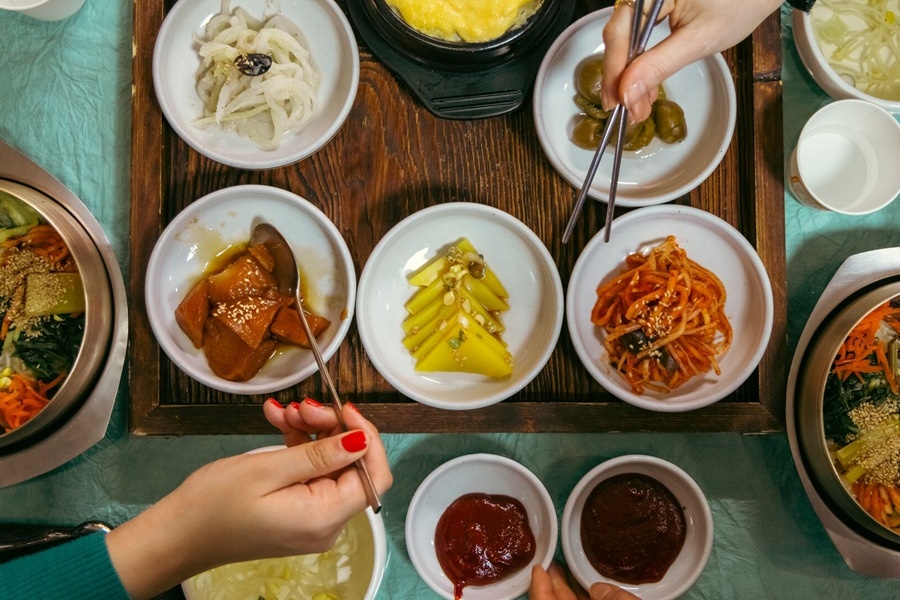 Традиционно в Корее подают много закусок к еде